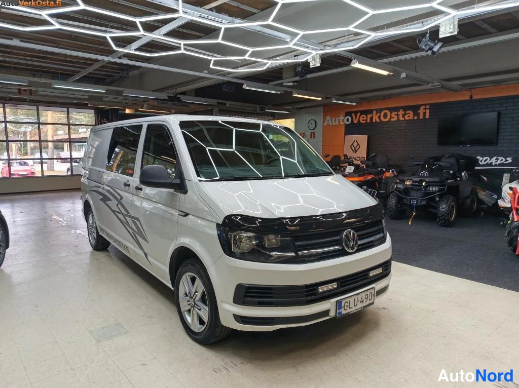 Valkoinen Volkswagen Transporter 2016, etuviisto, keula oikealle, kuva 2