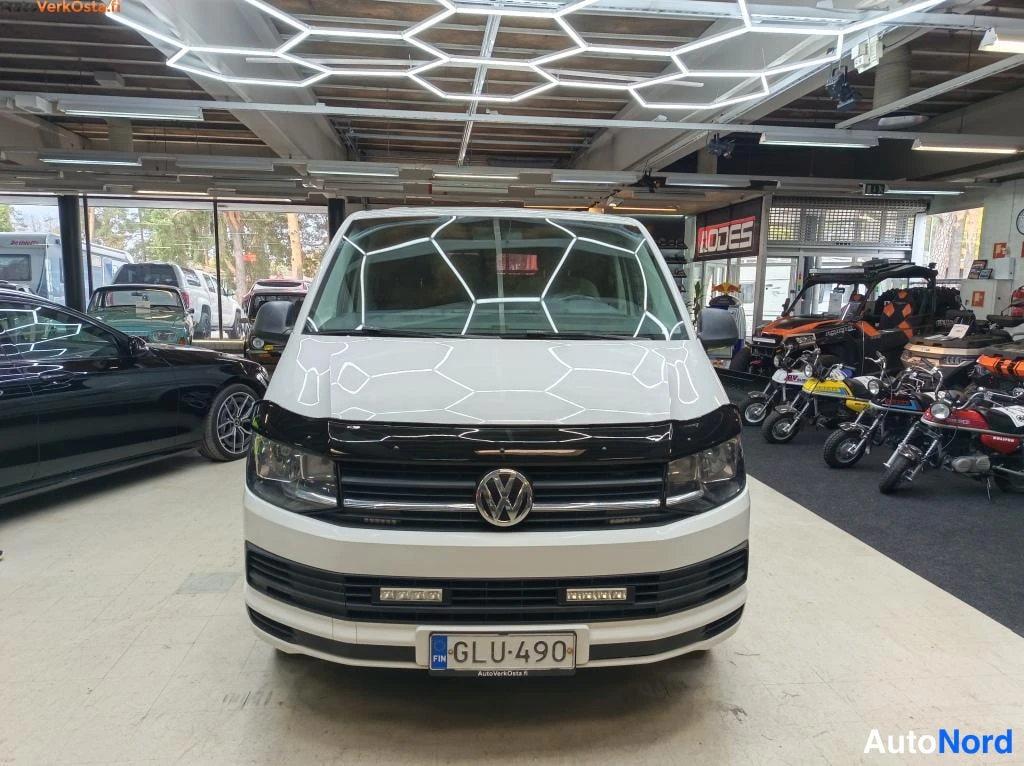 Valkoinen Volkswagen Transporter 2016, edestä, kuva 4