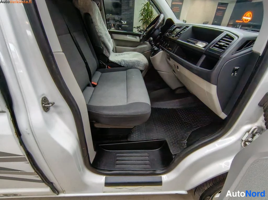 Valkoinen Volkswagen Transporter 2016, ohjaamo, kuva 10