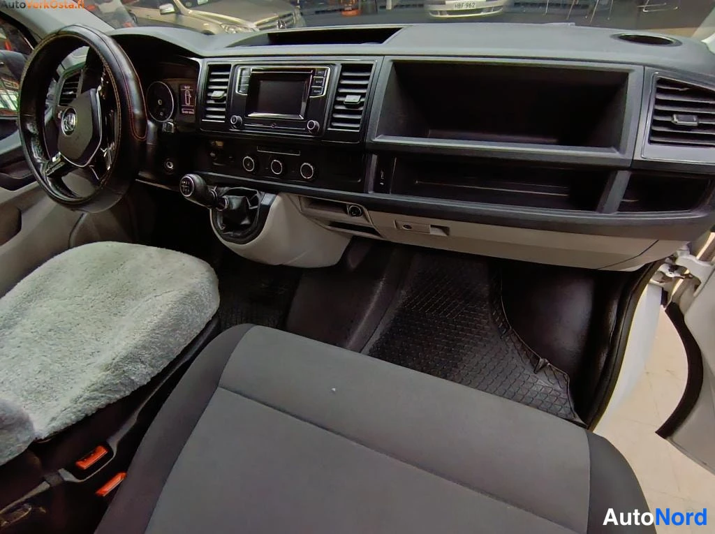 Valkoinen Volkswagen Transporter 2016, ohjaamo, kuva 9