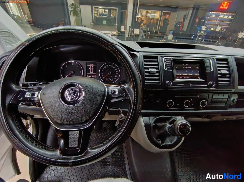 Valkoinen Volkswagen Transporter 2016, ohjaamo, kuva 11
