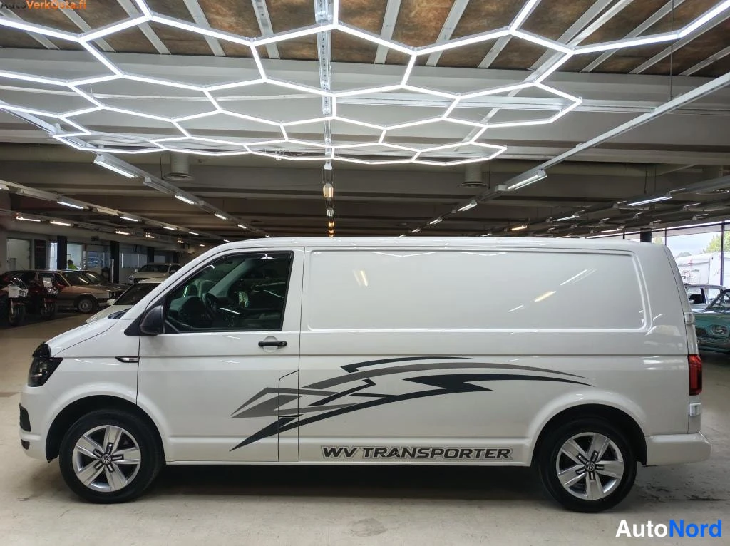 Valkoinen Volkswagen Transporter 2016, sivulta, kuva 5