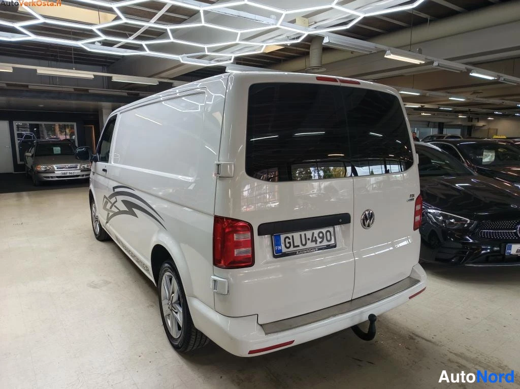 Valkoinen Volkswagen Transporter 2016, takaviisto, kuva 6
