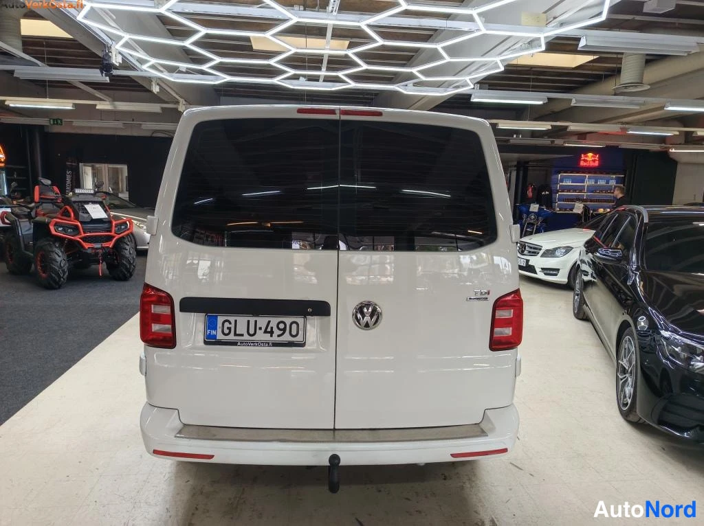 Valkoinen Volkswagen Transporter 2016, takaa, kuva 8