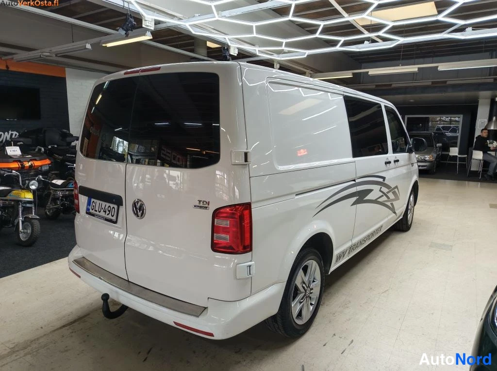 Valkoinen Volkswagen Transporter 2016, takaviisto, kuva 7