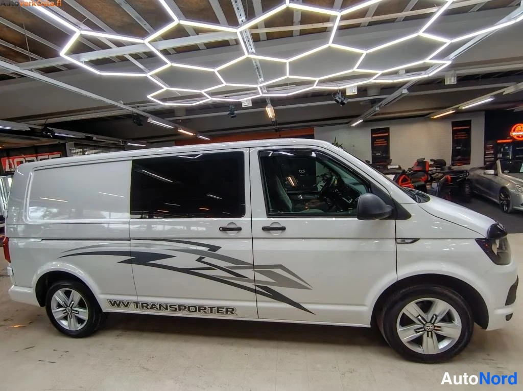 Valkoinen Volkswagen Transporter 2016, etuviisto, keula oikealle, kuva 3
