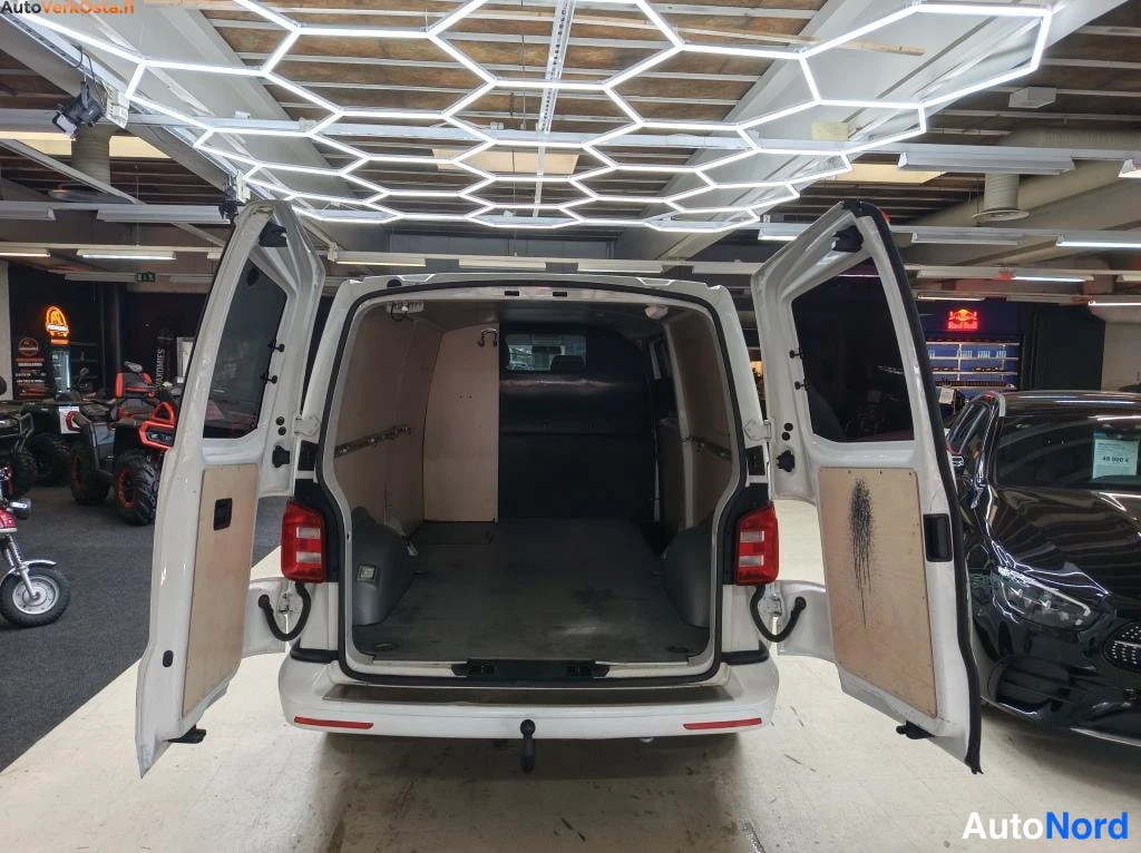 Valkoinen Volkswagen Transporter 2016, tavaratila, kuva 13