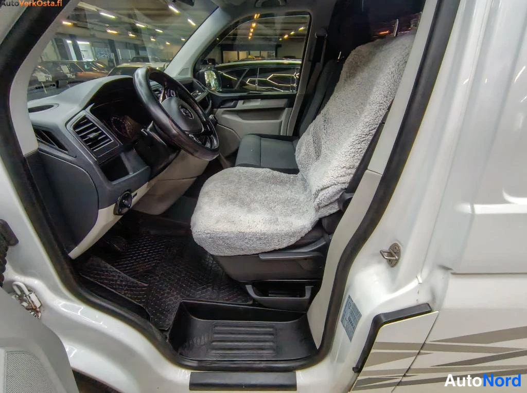 Valkoinen Volkswagen Transporter 2016, etuistuimet, kuva 12