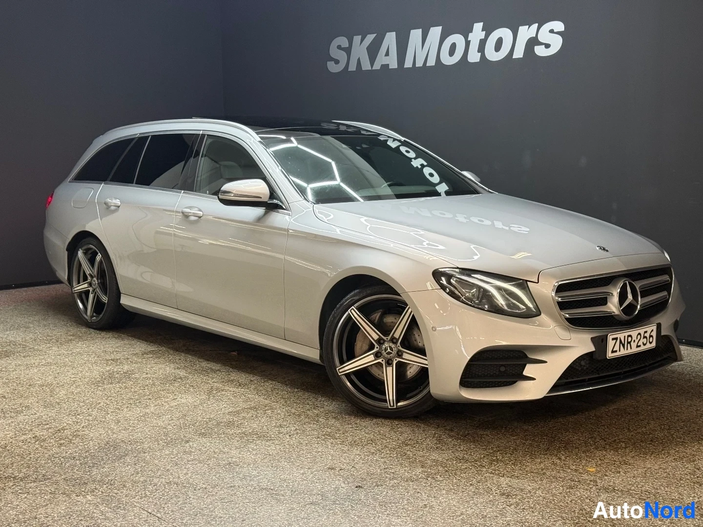 Hopea Mercedes-Benz E 220 d 4MATIC 2017, etuviisto, keula oikealle, kuva 2
