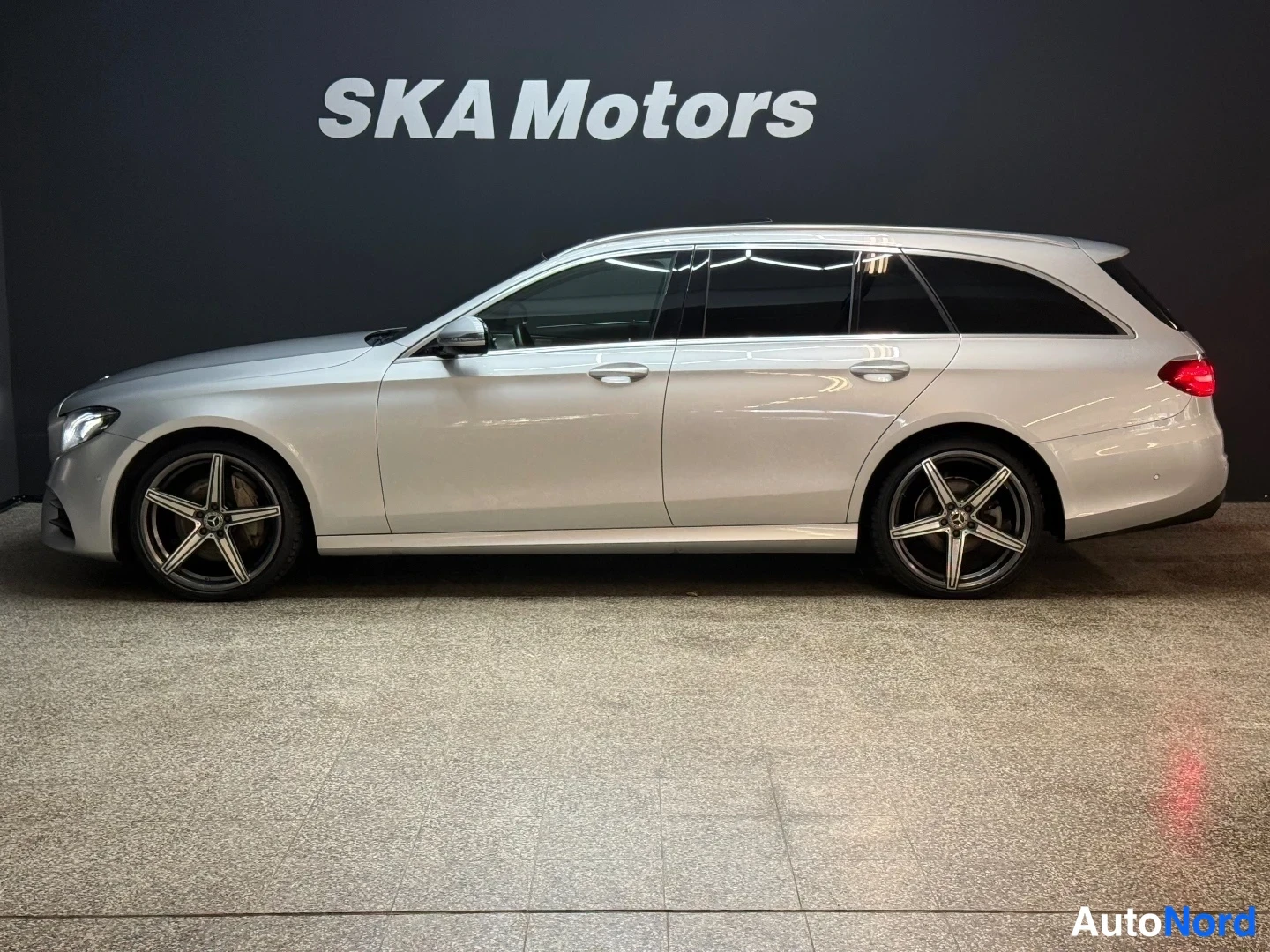 Hopea Mercedes-Benz E 220 d 4MATIC 2017, sivulta, kuva 5