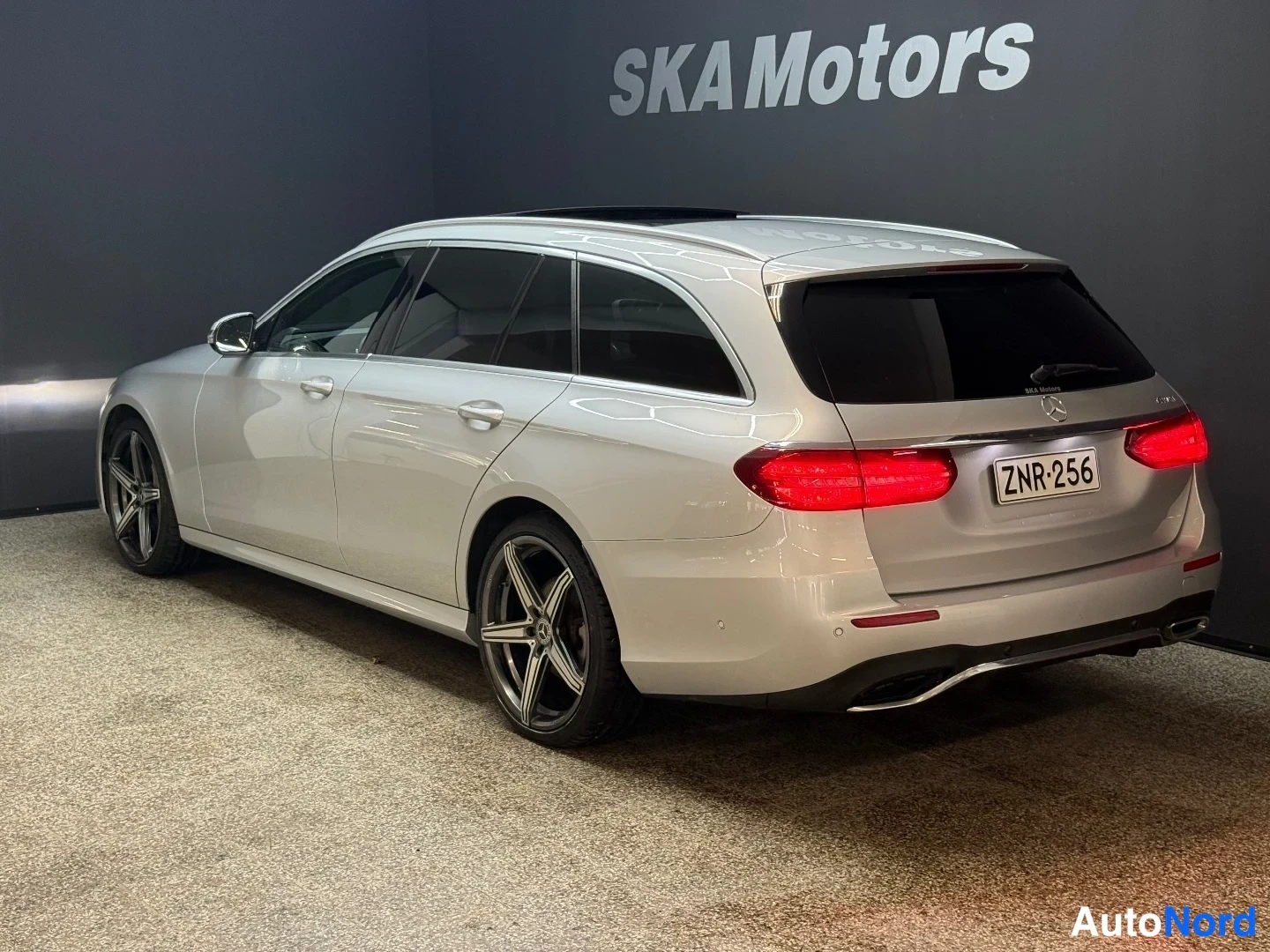 Hopea Mercedes-Benz E 220 d 4MATIC 2017, takaviisto, kuva 6
