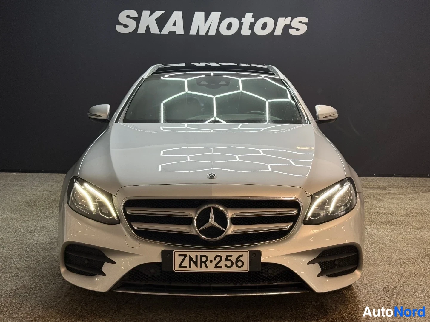 Hopea Mercedes-Benz E 220 d 4MATIC 2017, edestä, kuva 3