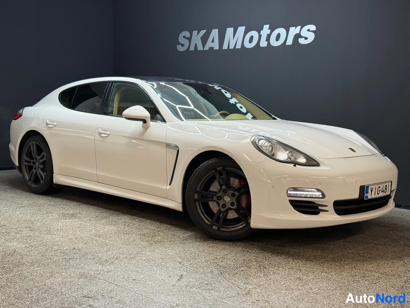 Valkoinen Porsche Panamera 2013, etuviisto, keula oikealle, kuva 2