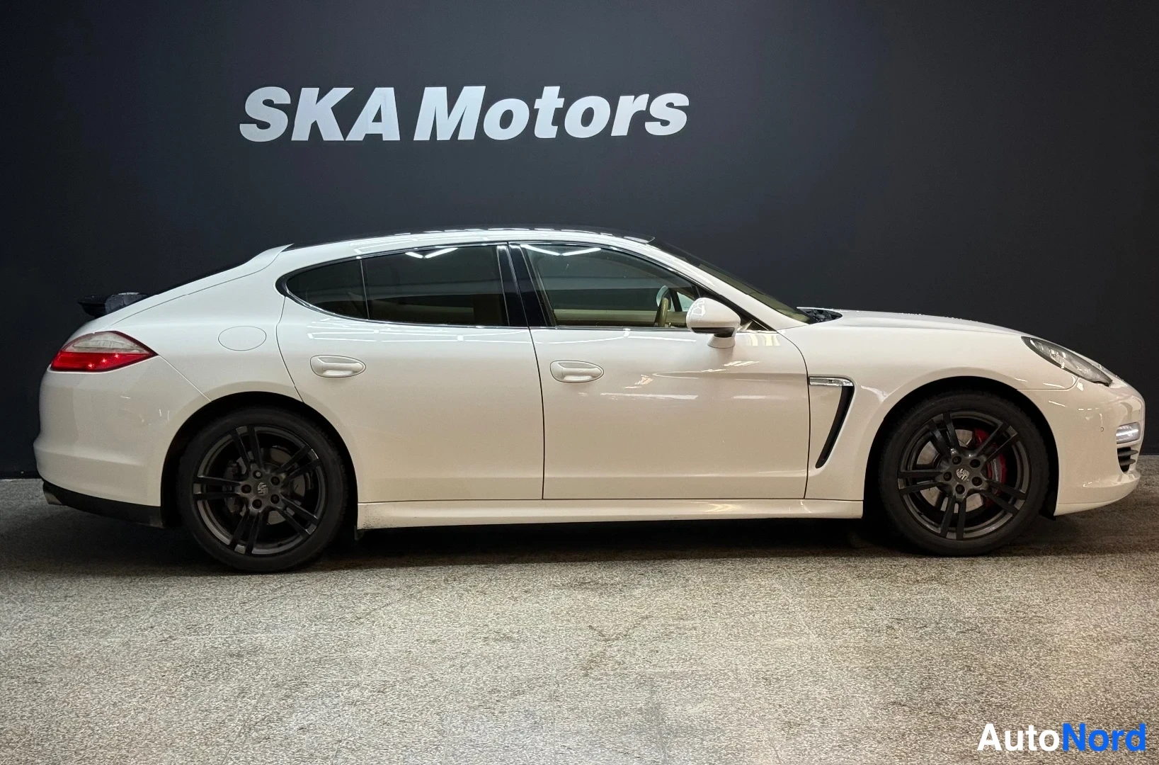 Valkoinen Porsche Panamera 2013, sivulta, kuva 3