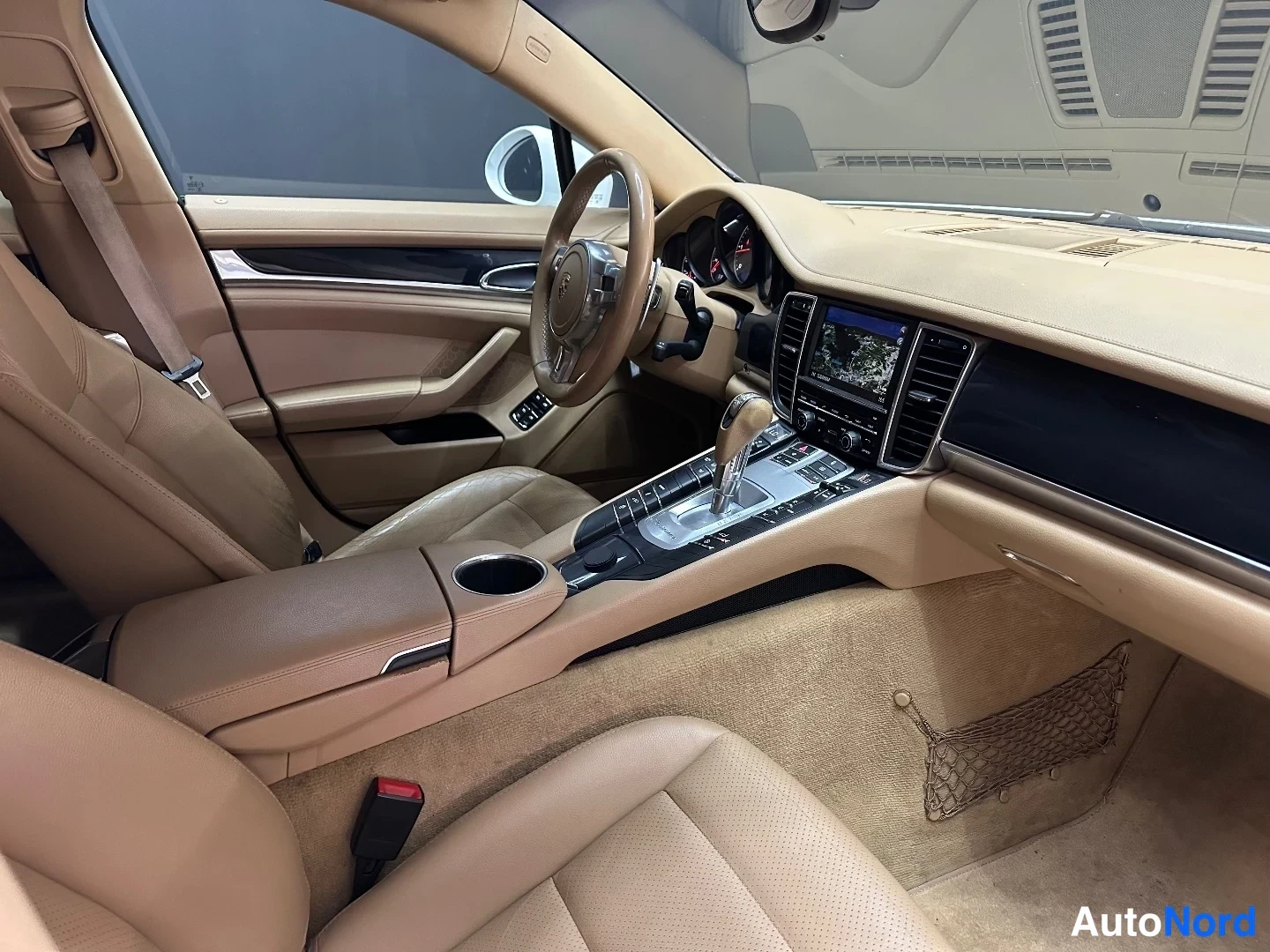 Valkoinen Porsche Panamera 2013, ohjaamo, kuva 11