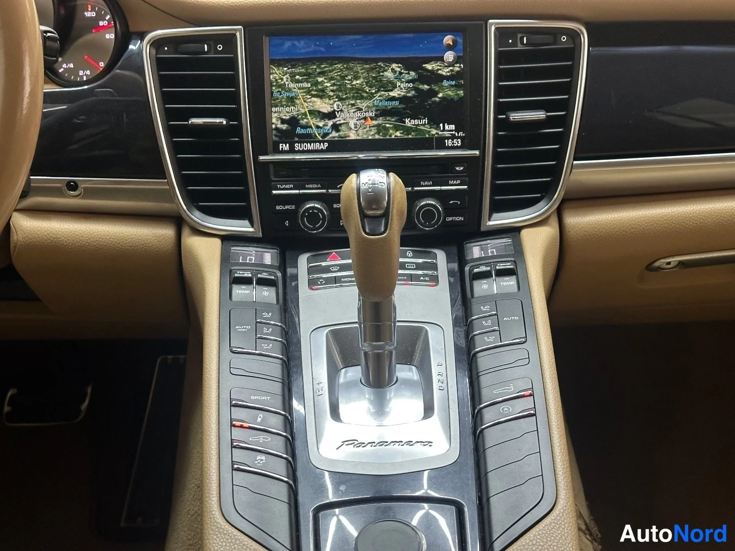 Valkoinen Porsche Panamera 2013, yksityiskohta, kuva 15