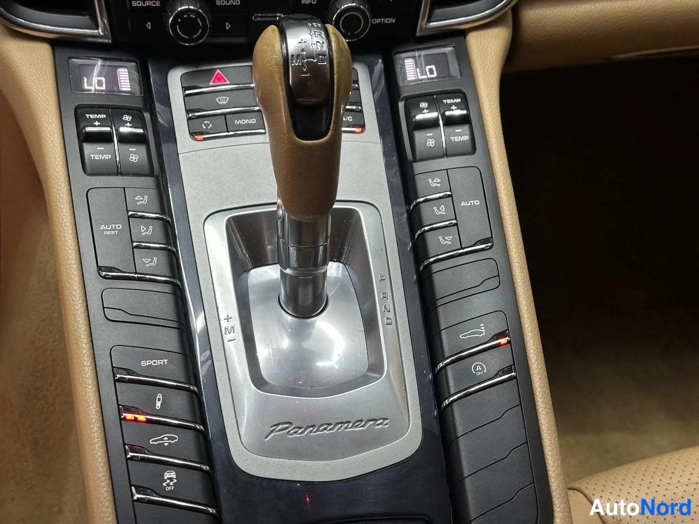 Valkoinen Porsche Panamera 2013, yksityiskohta, kuva 16