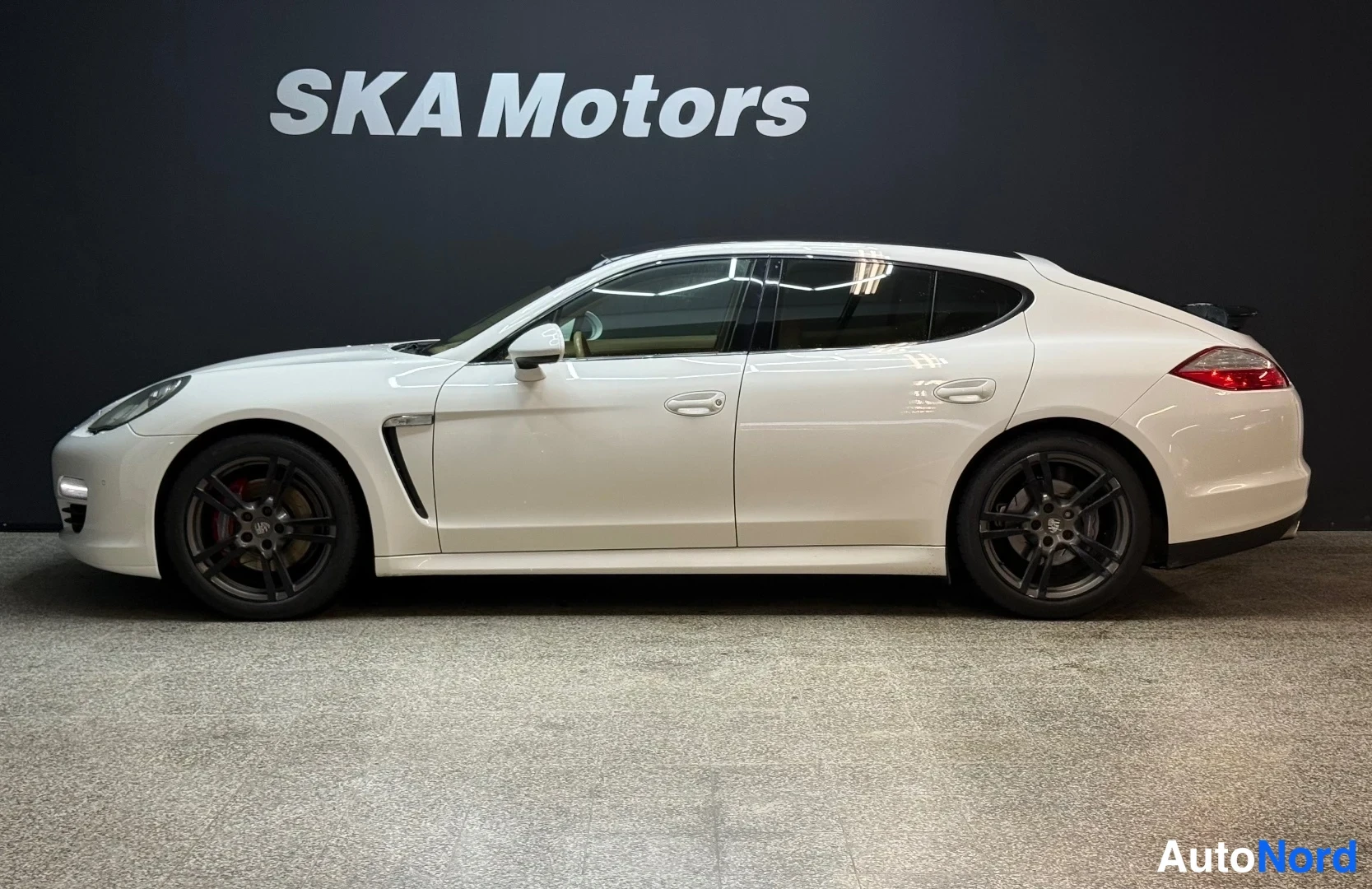 Valkoinen Porsche Panamera 2013, sivulta, kuva 4