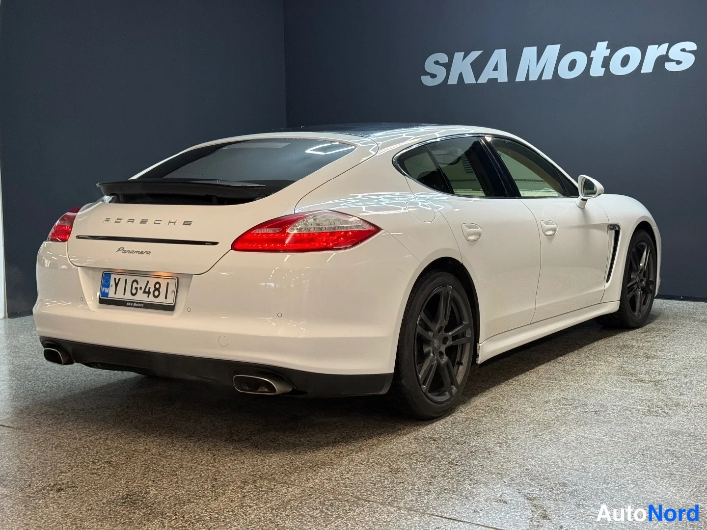 Valkoinen Porsche Panamera 2013, takaviisto, kuva 5
