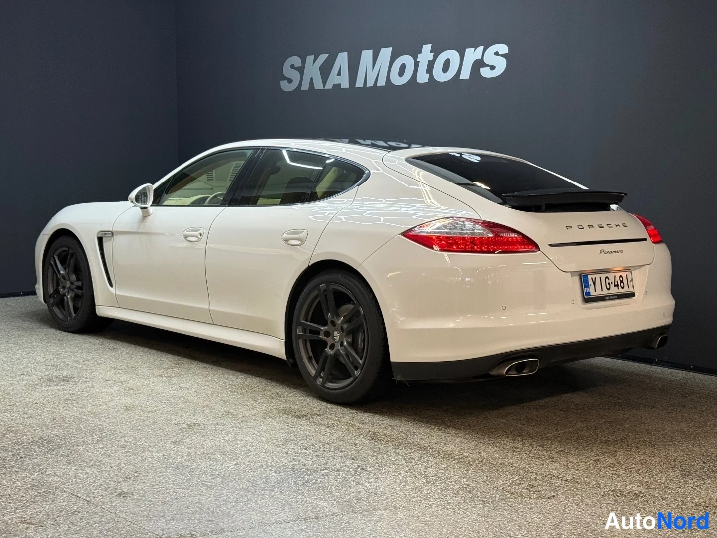 Valkoinen Porsche Panamera 2013, takaviisto, kuva 6