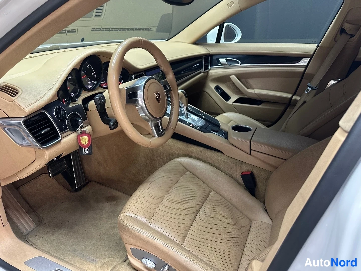 Valkoinen Porsche Panamera 2013, ohjaamo, kuva 7