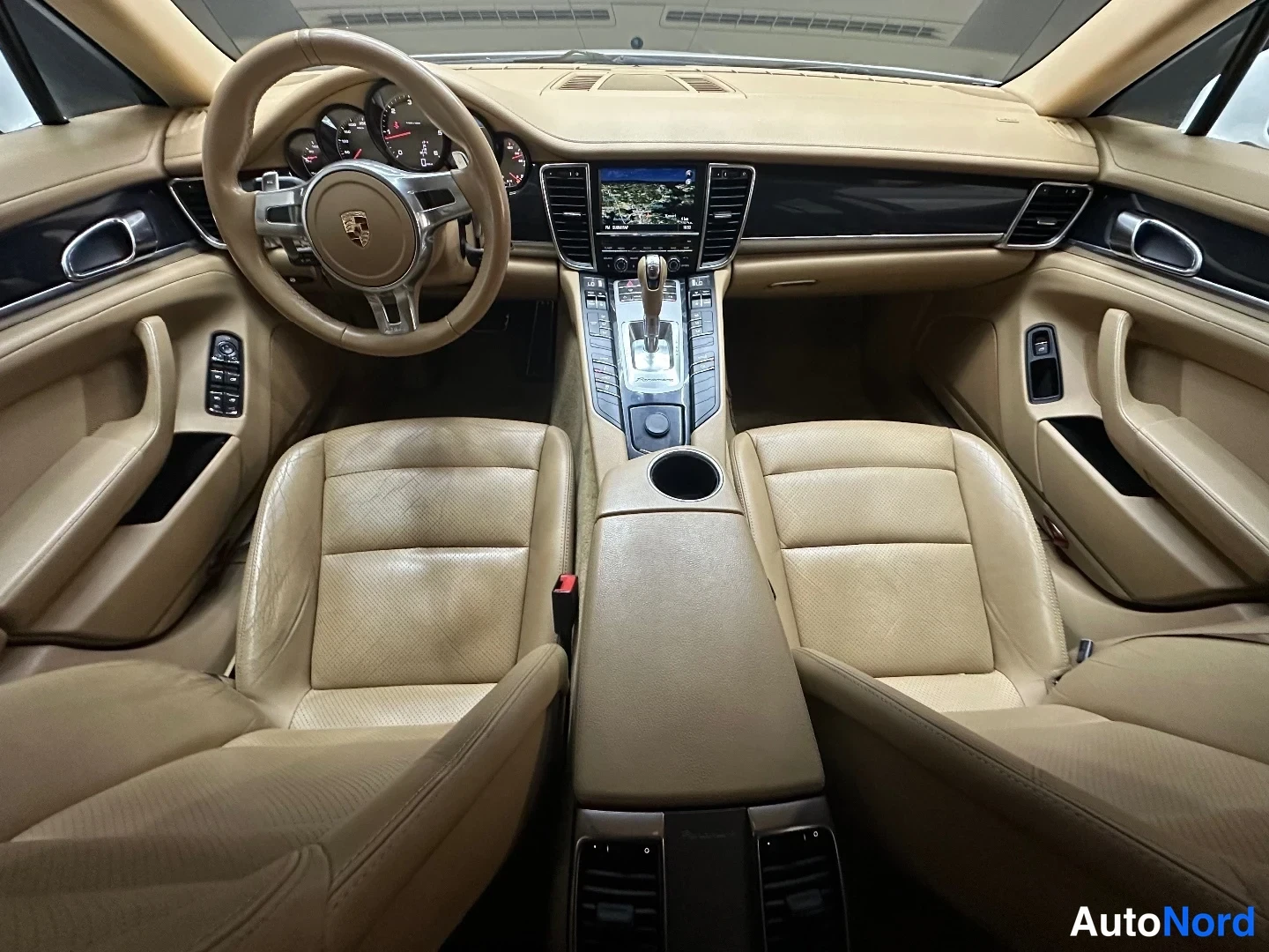 Valkoinen Porsche Panamera 2013, ohjaamo, kuva 8
