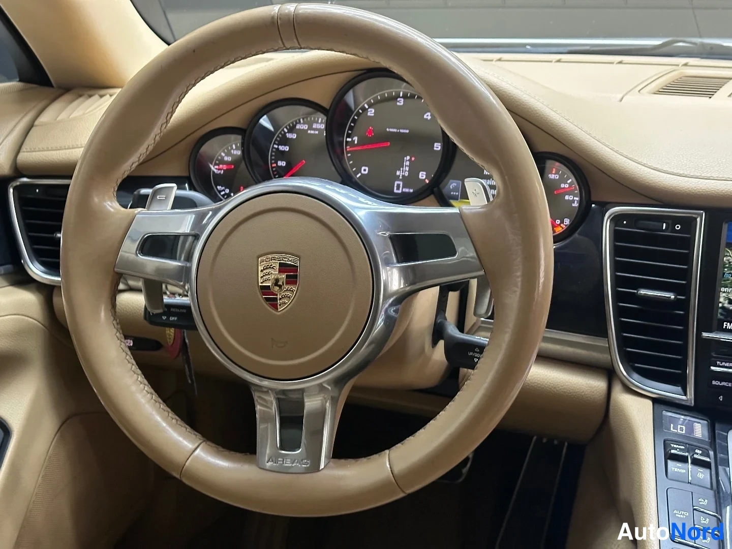 Valkoinen Porsche Panamera 2013, ohjaamo, kuva 9
