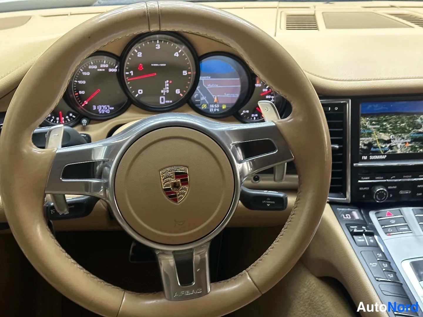 Valkoinen Porsche Panamera 2013, ohjaamo, kuva 10