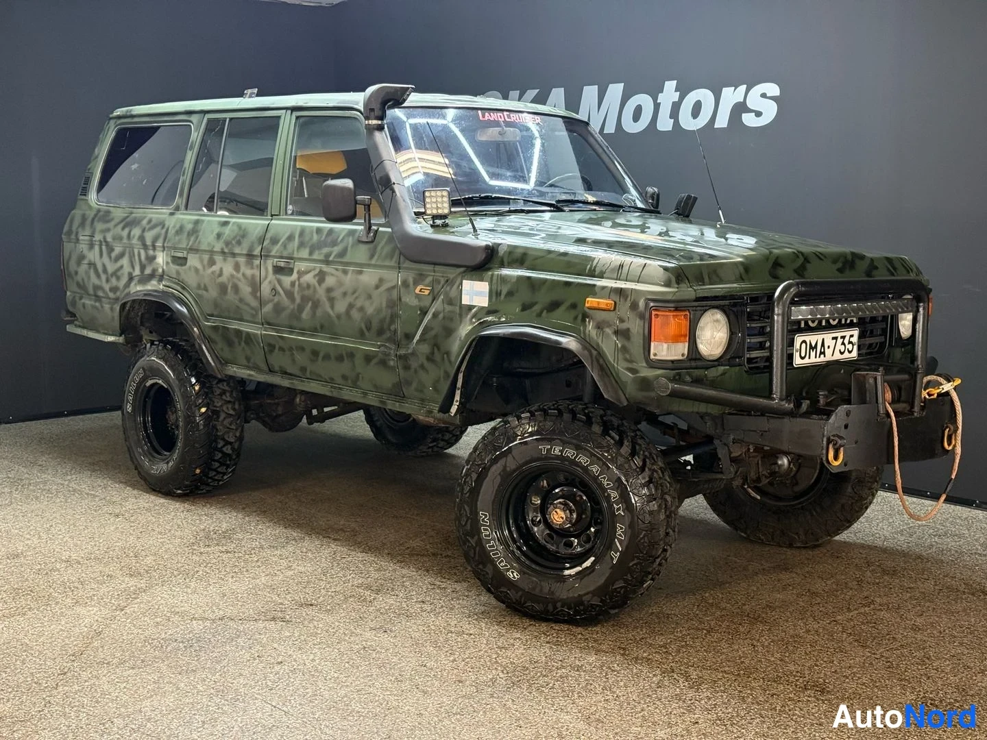 Vihreä Toyota Land Cruiser 1984, etuviisto, keula oikealle, kuva 2