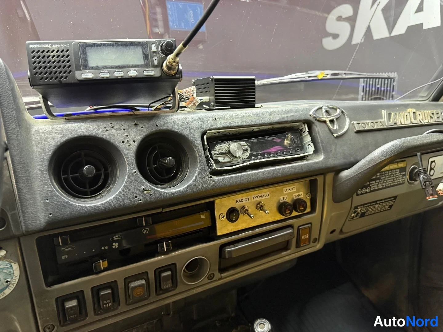 Vihreä Toyota Land Cruiser 1984, yksityiskohta, kuva 8