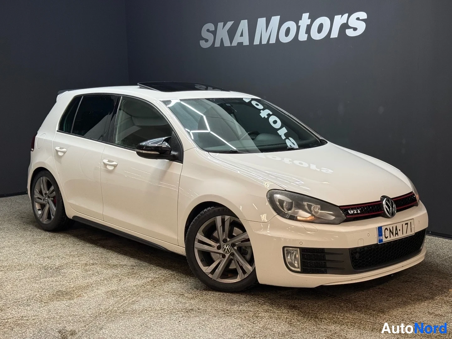 Valkoinen Volkswagen Golf GTI 2011, etuviisto, keula oikealle, kuva 2