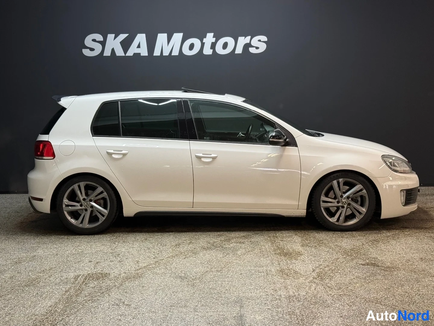 Valkoinen Volkswagen Golf GTI 2011, etuviisto, keula oikealle, kuva 3