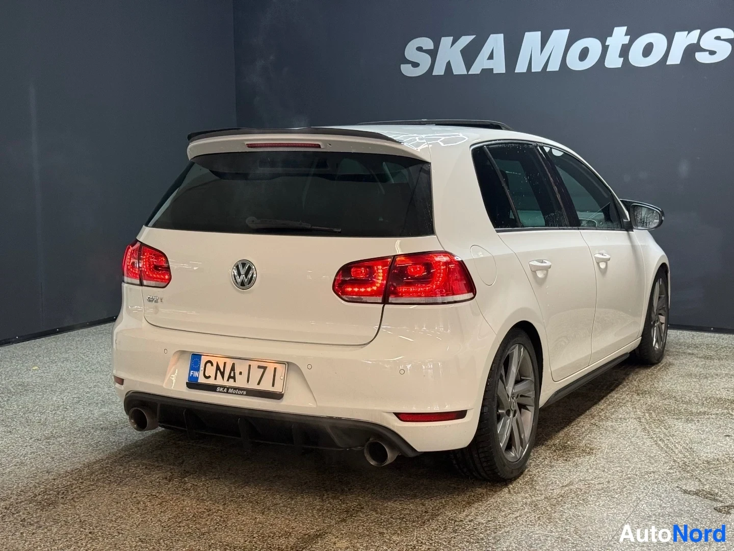 Valkoinen Volkswagen Golf GTI 2011, takaviisto, kuva 7