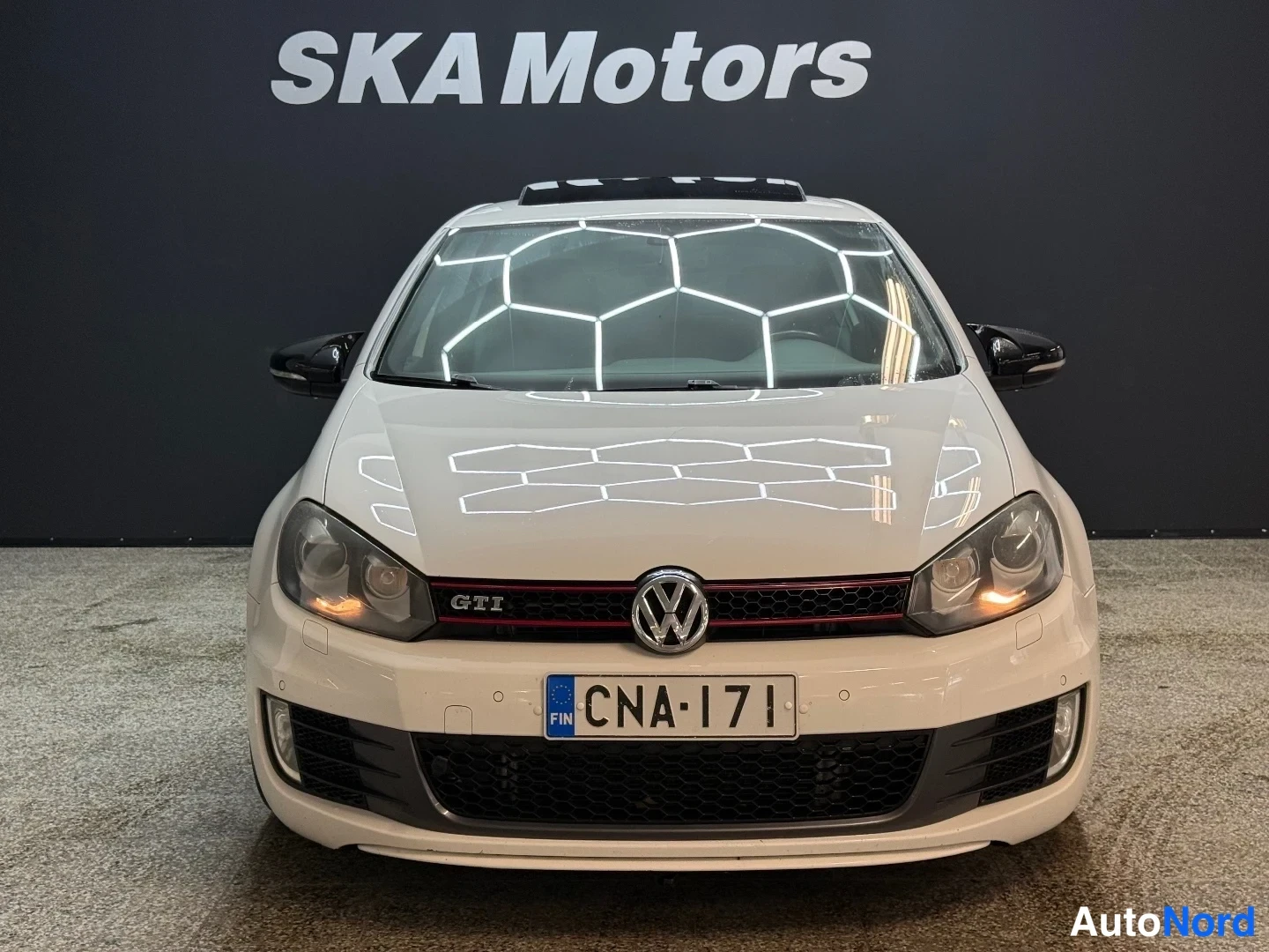 Valkoinen Volkswagen Golf GTI 2011, edestä, kuva 4