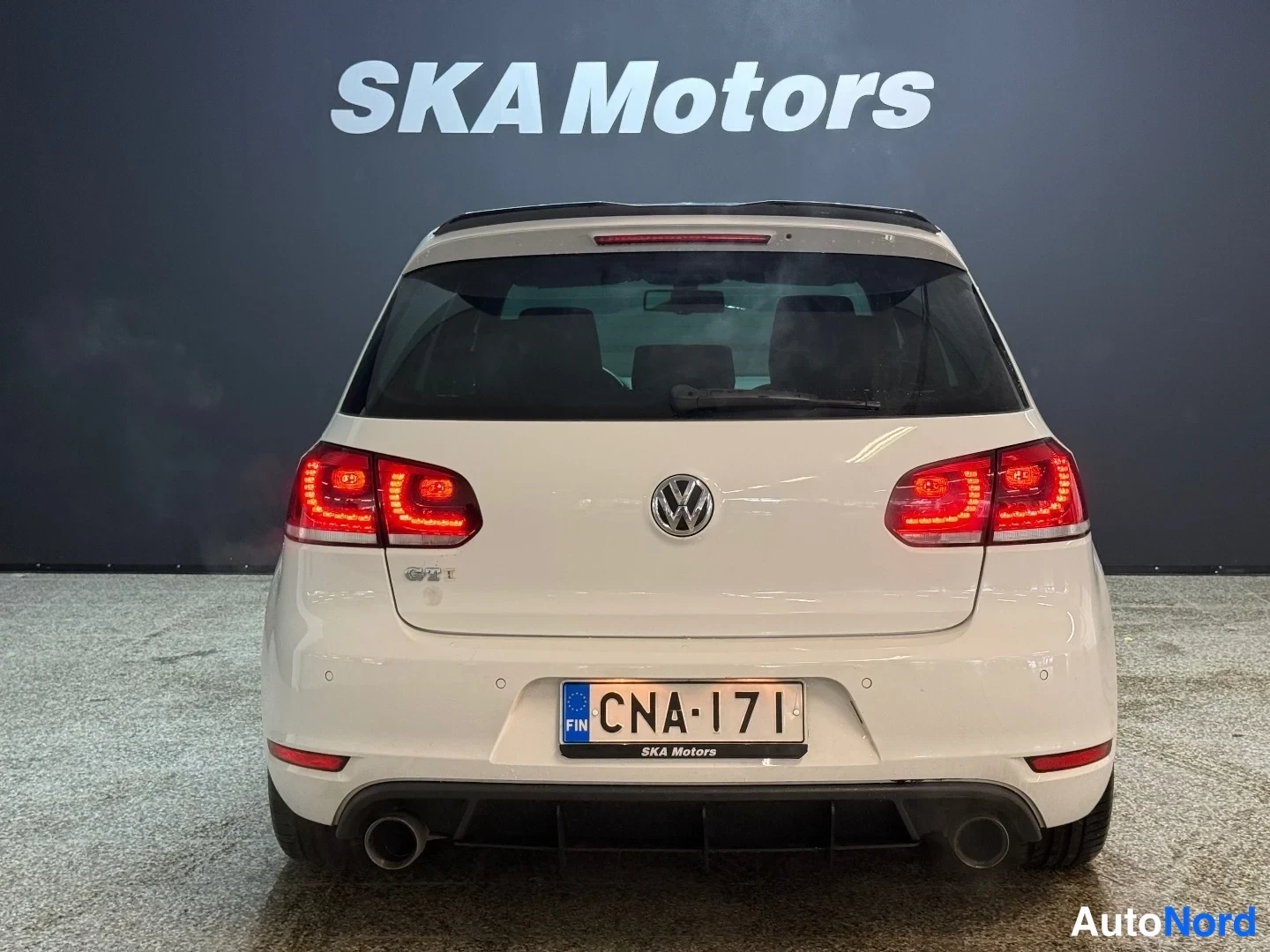 Valkoinen Volkswagen Golf GTI 2011, takaa, kuva 8