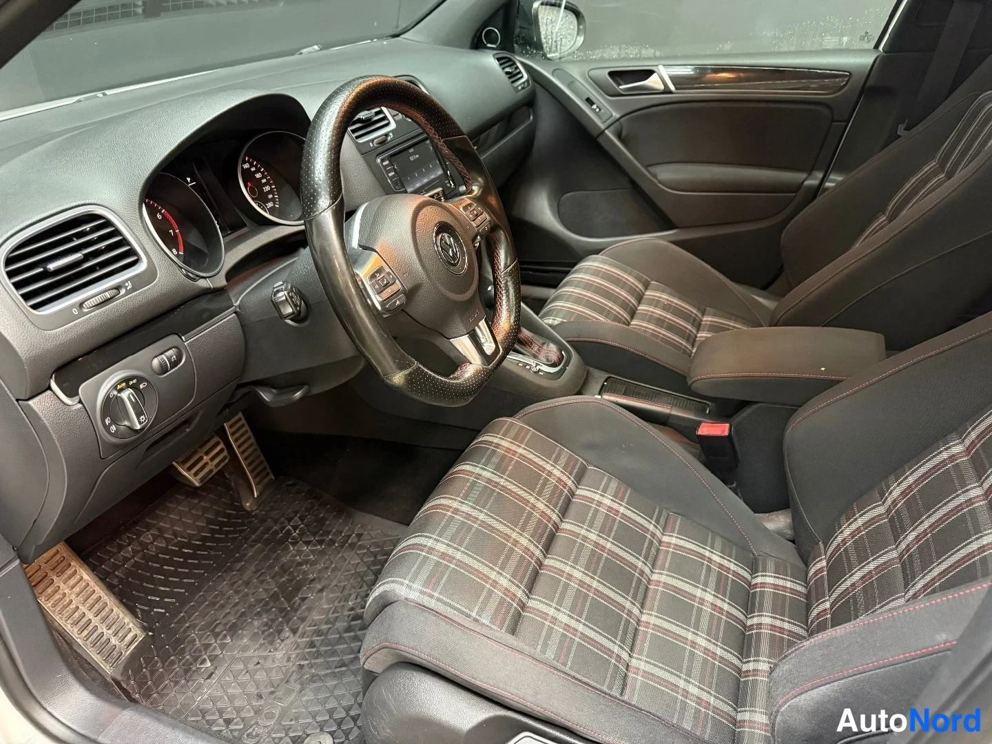 Valkoinen Volkswagen Golf GTI 2011, ohjaamo, kuva 9