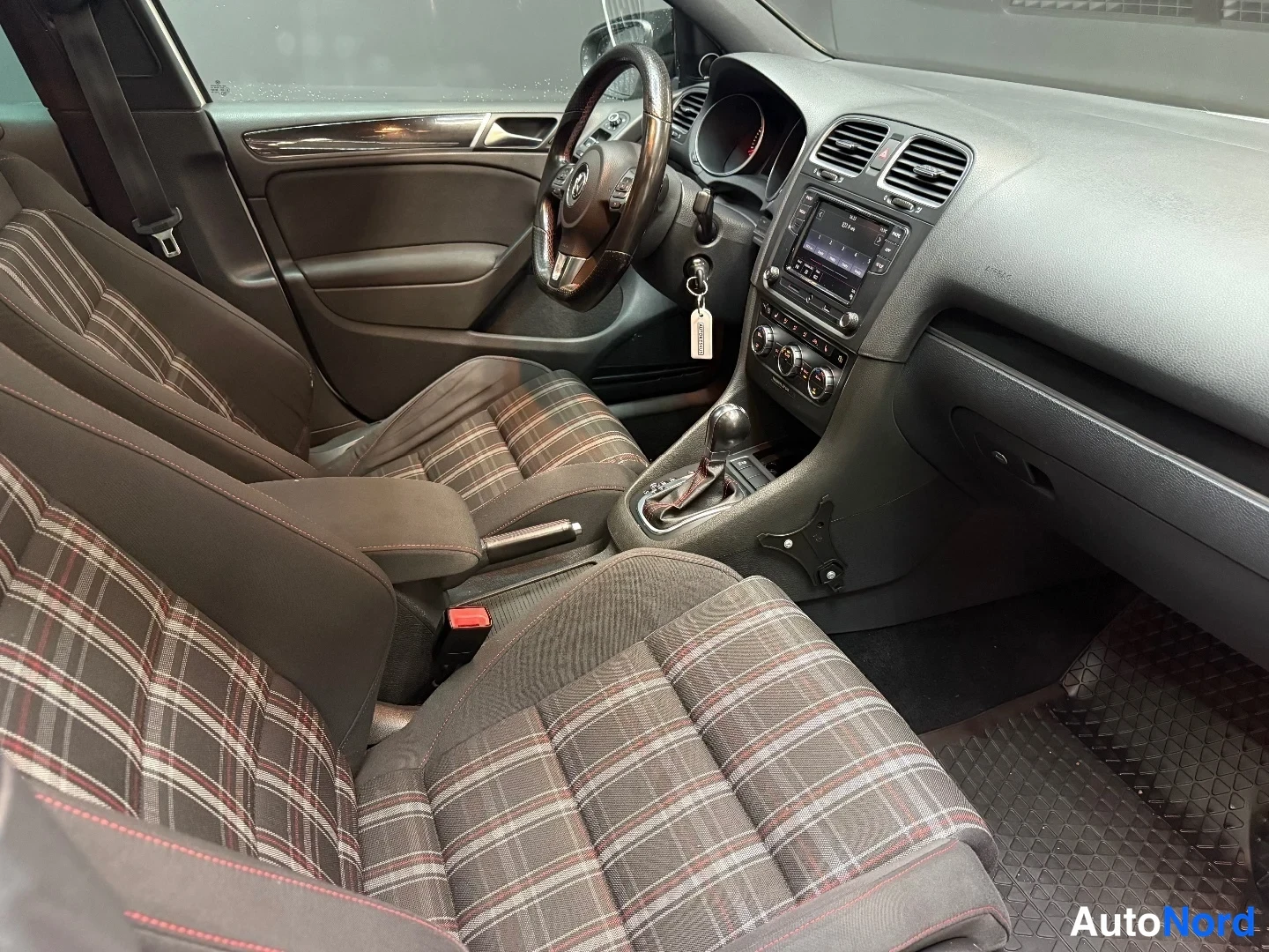 Valkoinen Volkswagen Golf GTI 2011, ohjaamo, kuva 10