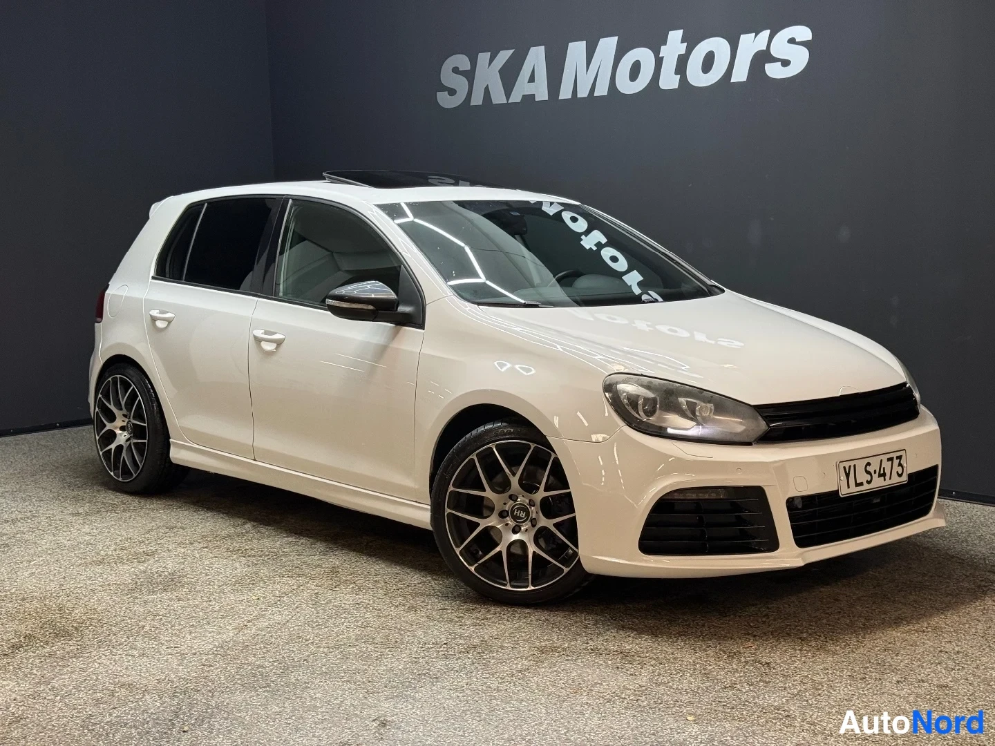 Valkoinen Volkswagen Golf GTI 2009, etuviisto, keula oikealle, kuva 3