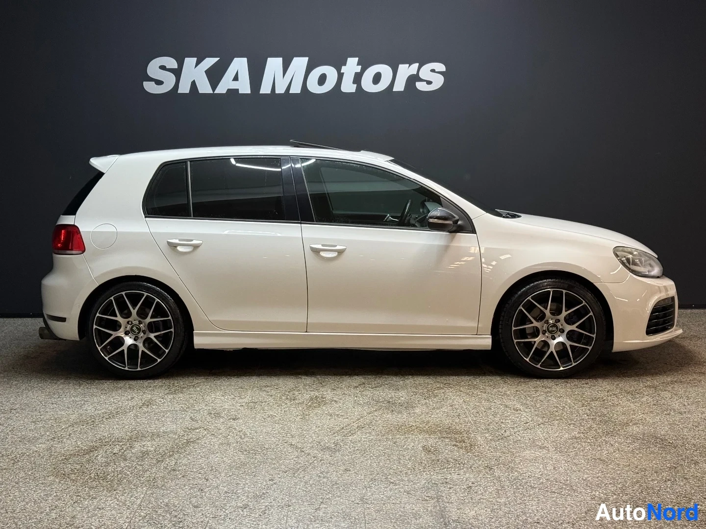 Valkoinen Volkswagen Golf GTI 2009, etuviisto, keula oikealle, kuva 4