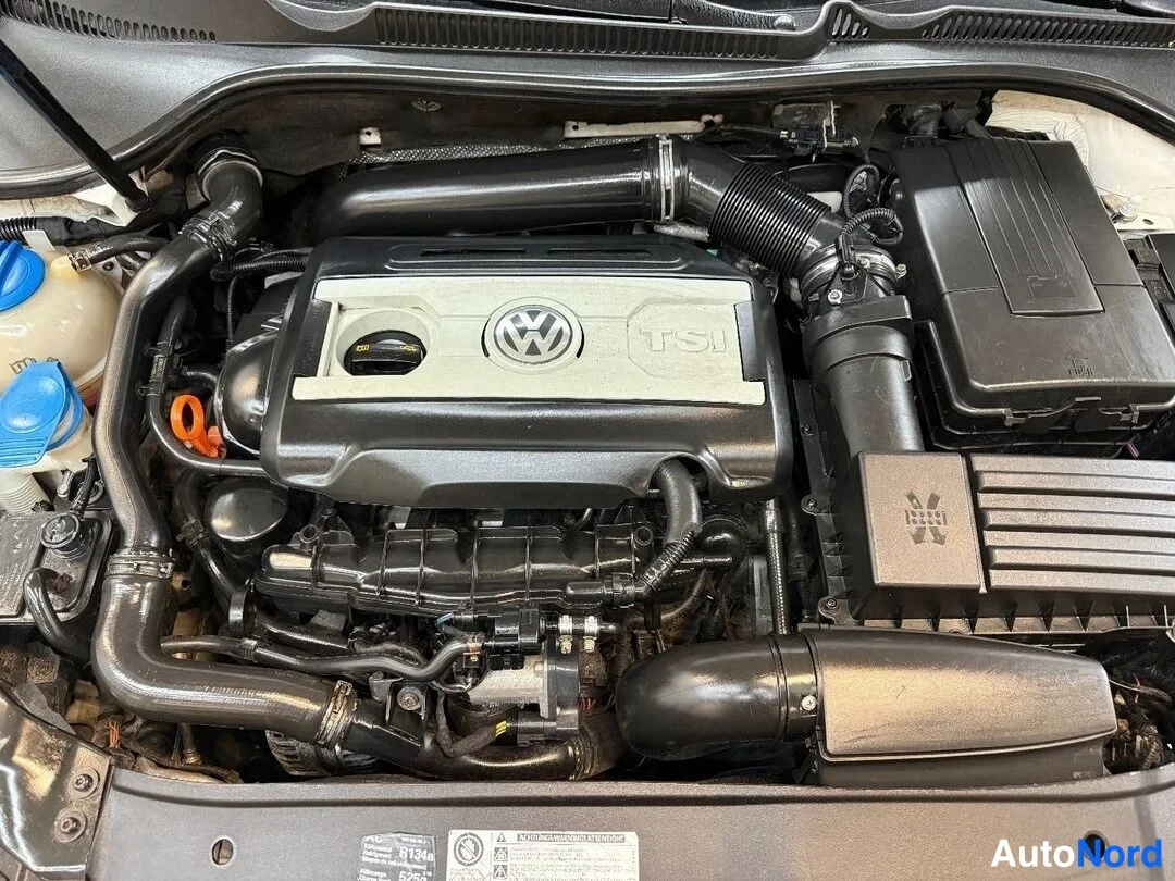 Valkoinen Volkswagen Golf GTI 2009, moottoritila, kuva 12