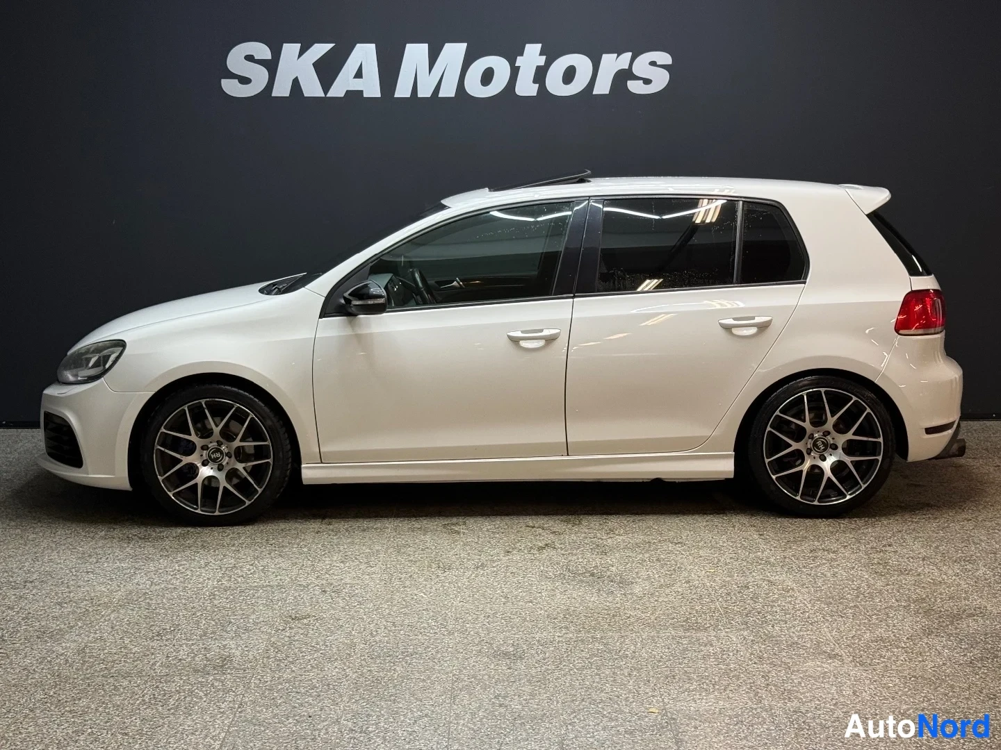 Valkoinen Volkswagen Golf GTI 2009, etuviisto, keula vasemmalle, kuva 2