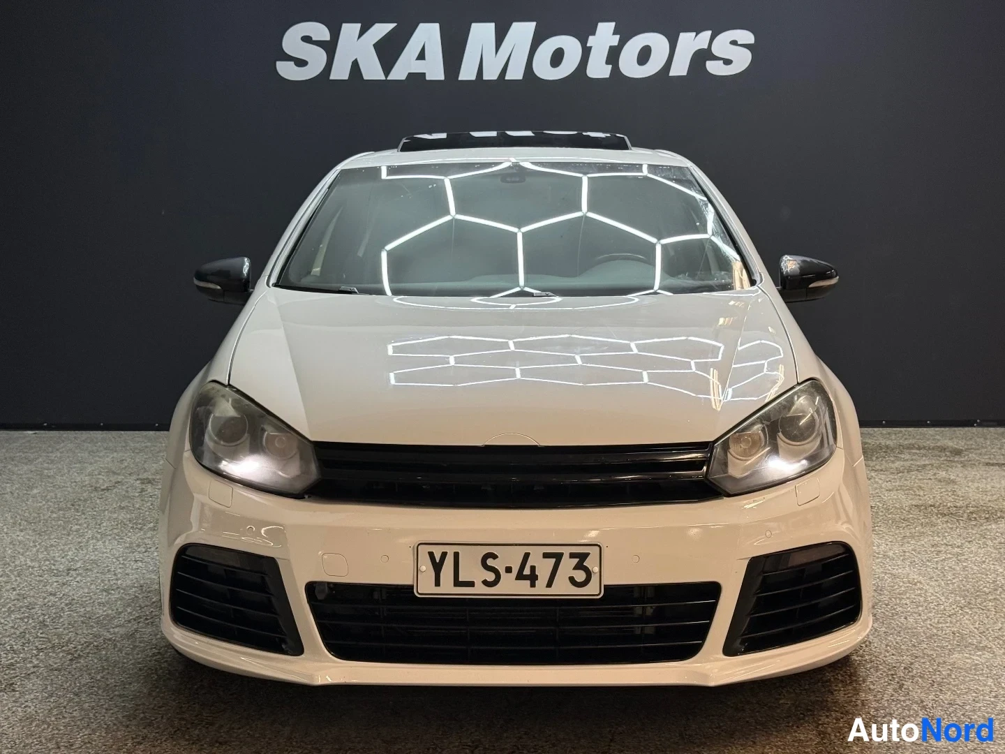 Valkoinen Volkswagen Golf GTI 2009, edestä, kuva 5