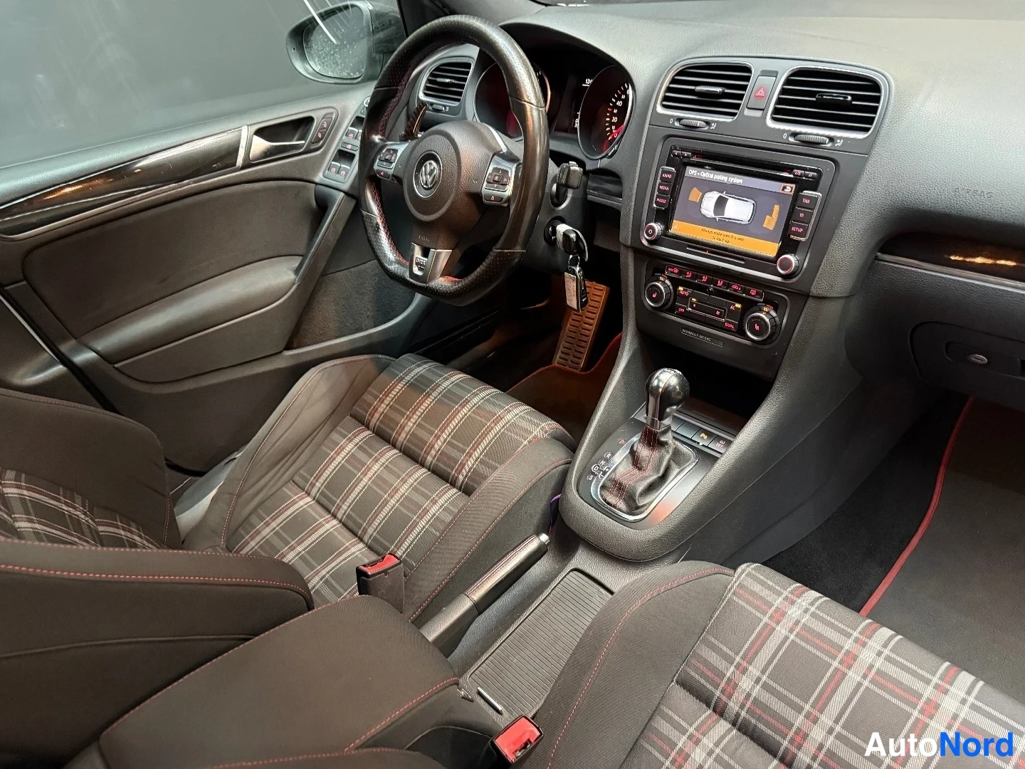 Valkoinen Volkswagen Golf GTI 2009, ohjaamo, kuva 9