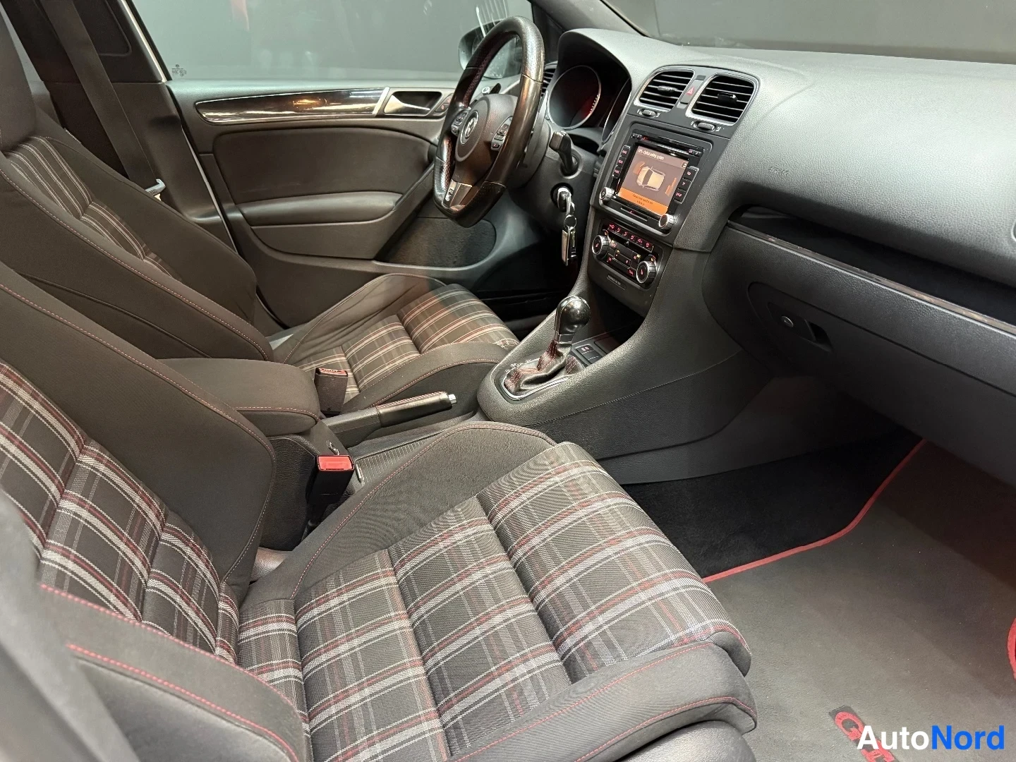 Valkoinen Volkswagen Golf GTI 2009, etuistuimet, kuva 10
