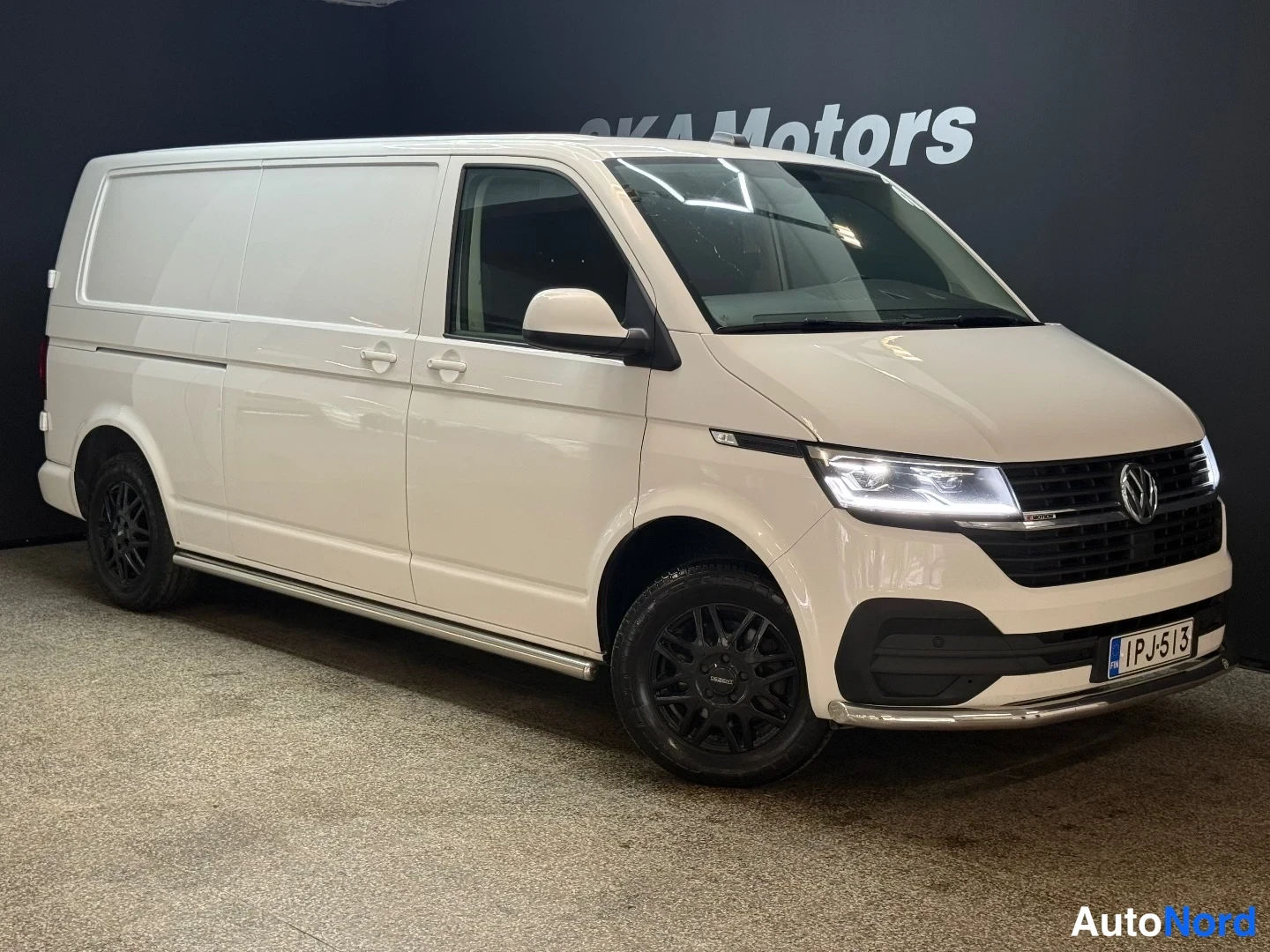 Valkoinen Volkswagen Transporter 2022, etuviisto, keula oikealle, kuva 2