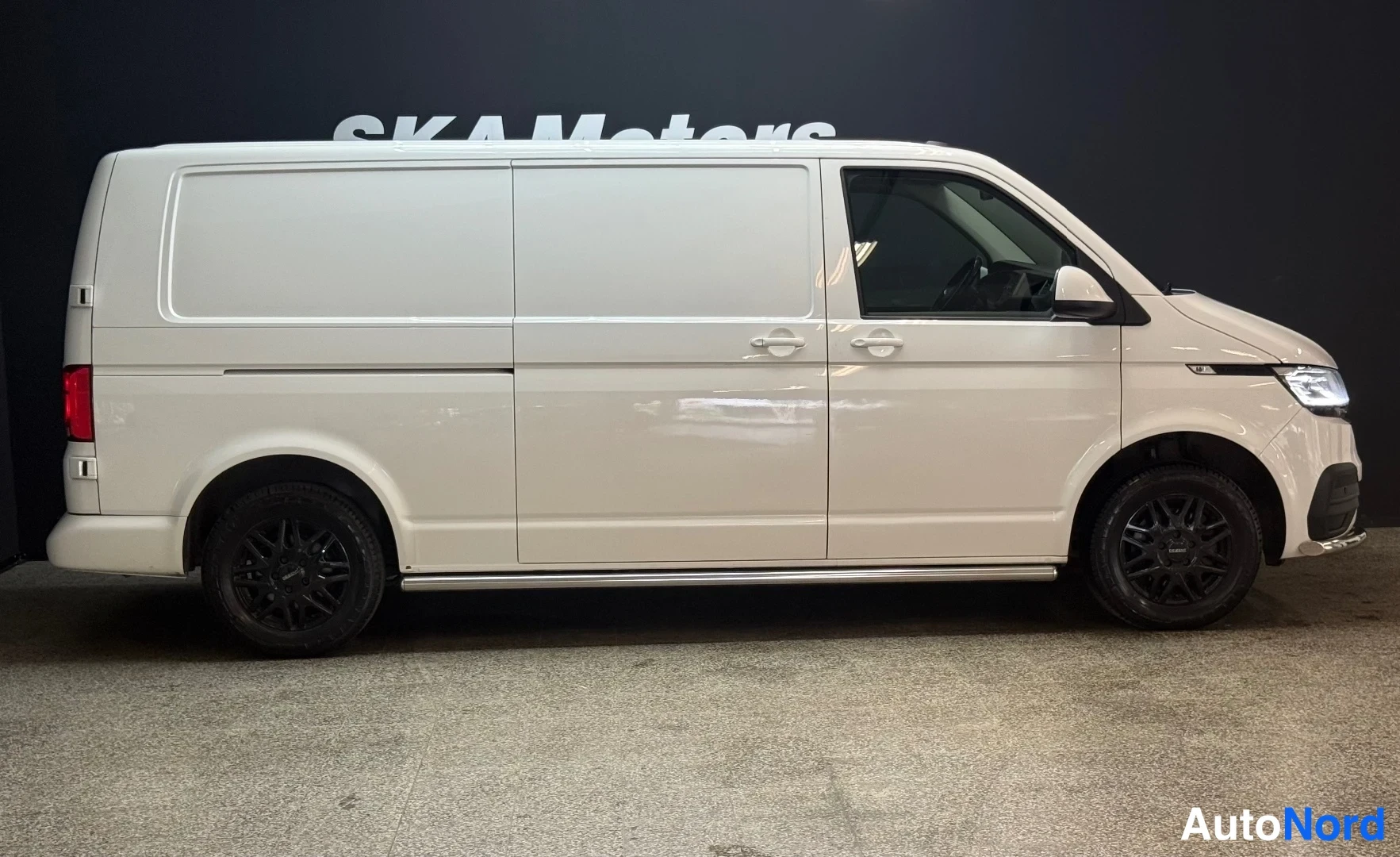 Valkoinen Volkswagen Transporter 2022, takaviisto, kuva 4