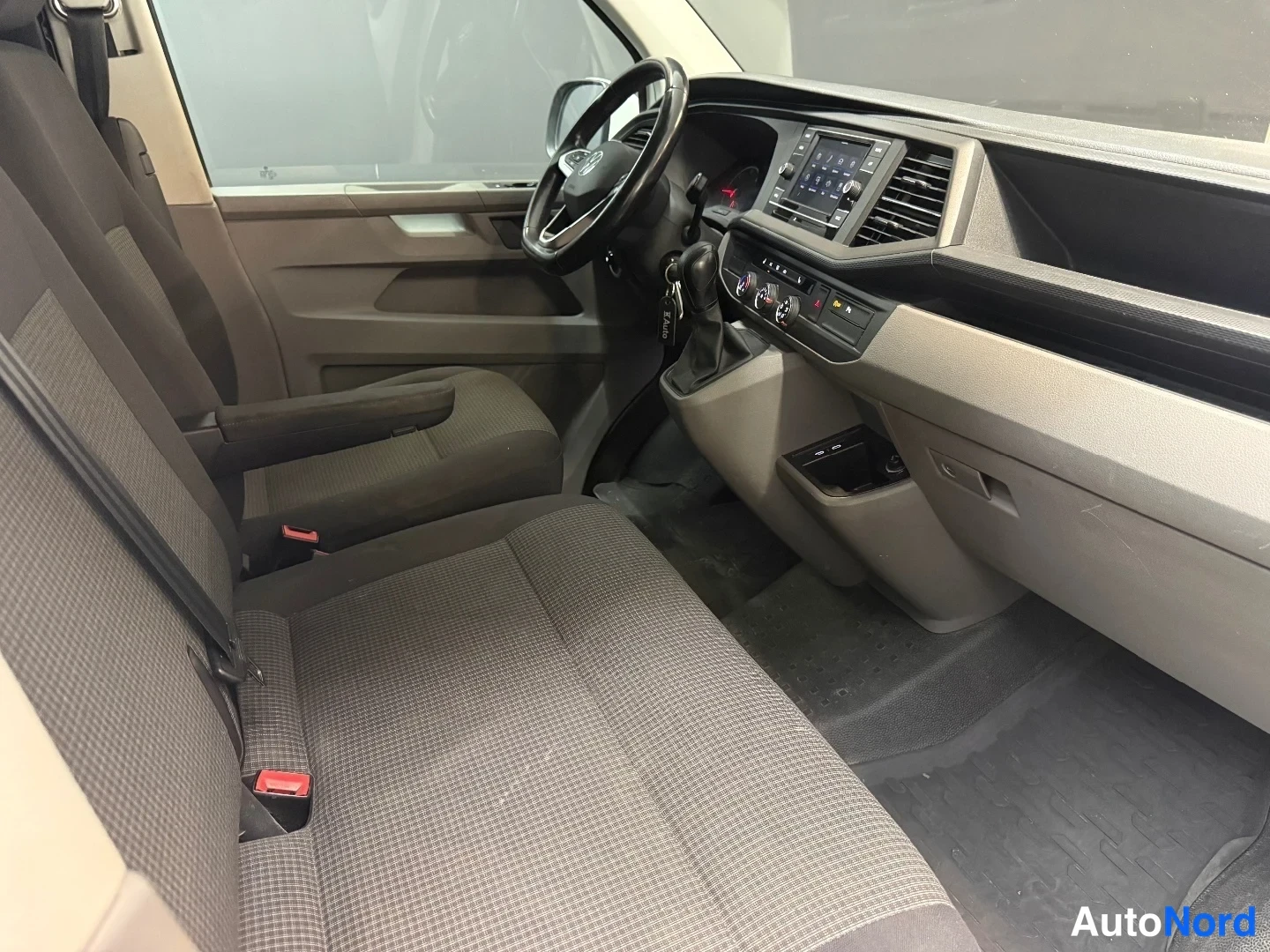 Valkoinen Volkswagen Transporter 2022, ohjaamo, kuva 10