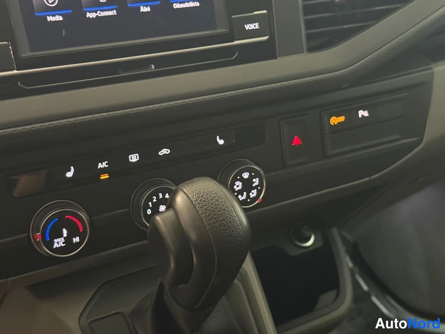 Valkoinen Volkswagen Transporter 2022, yksityiskohta, kuva 15