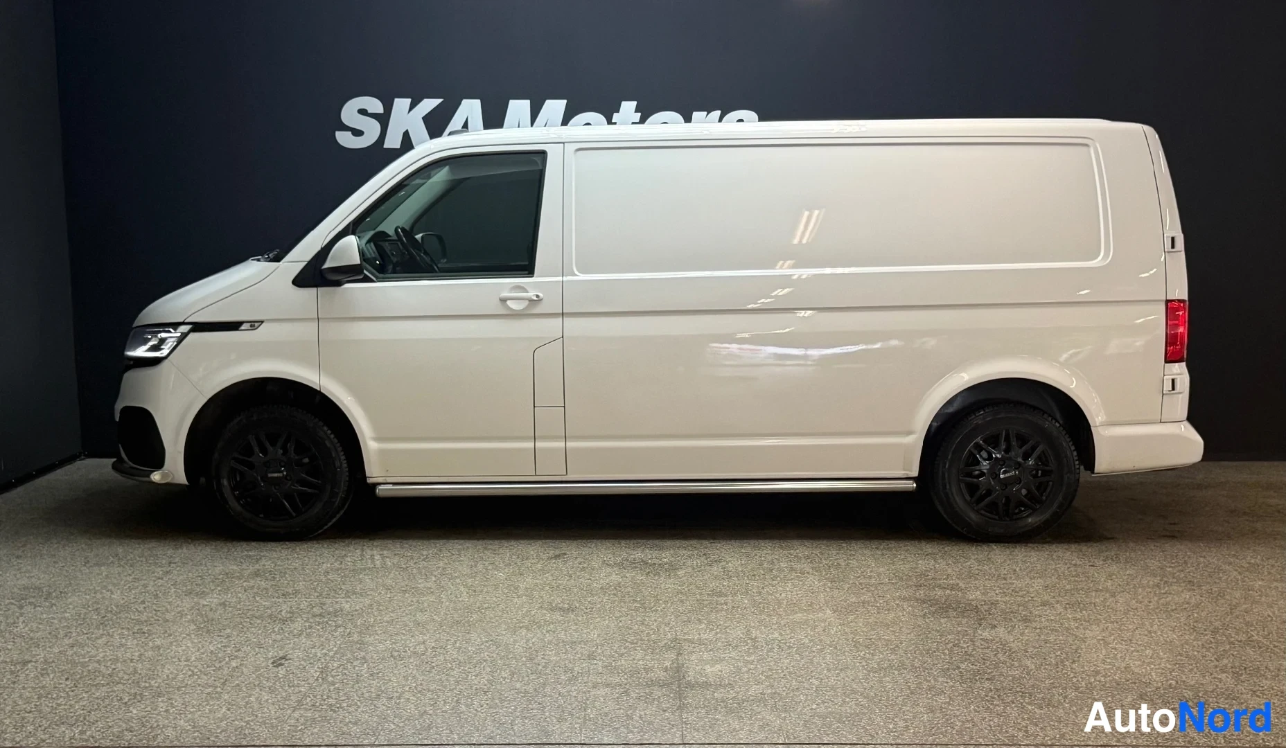 Valkoinen Volkswagen Transporter 2022, takaviisto, kuva 5