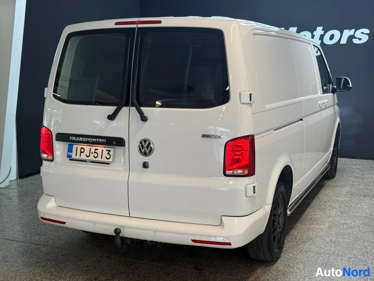 Valkoinen Volkswagen Transporter 2022, takaviisto, kuva 6
